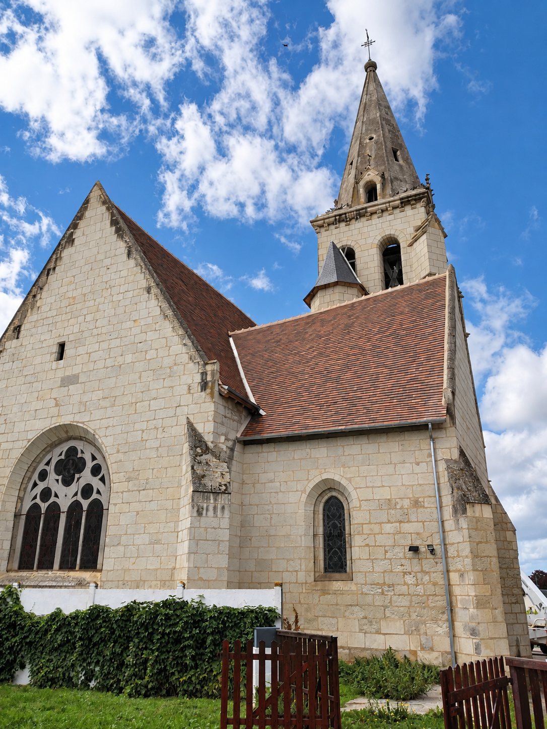 Église de Martizay, toiture en tuiles et clocher